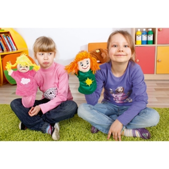 Zwei Kinder auf dem Boden sitzend mit Emotionen-Handpuppen