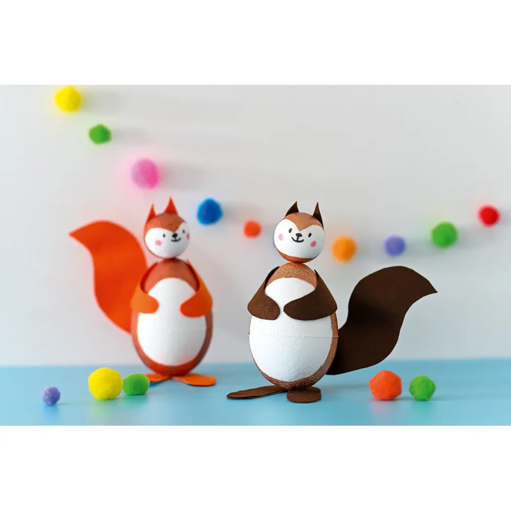 Zwei Eichhörnchen, eins braun und eins orange, stehen auf blauem Untergrund
