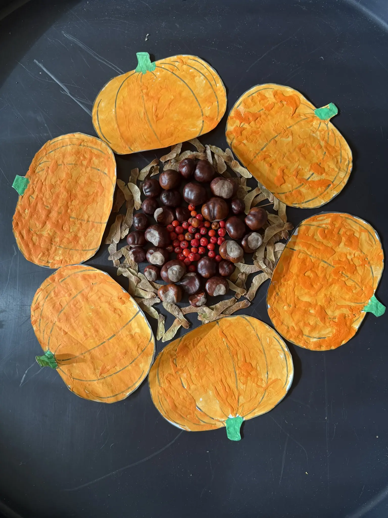 Aus Herbstmaterialien entsteht Schritt für Schritt ein Mandala