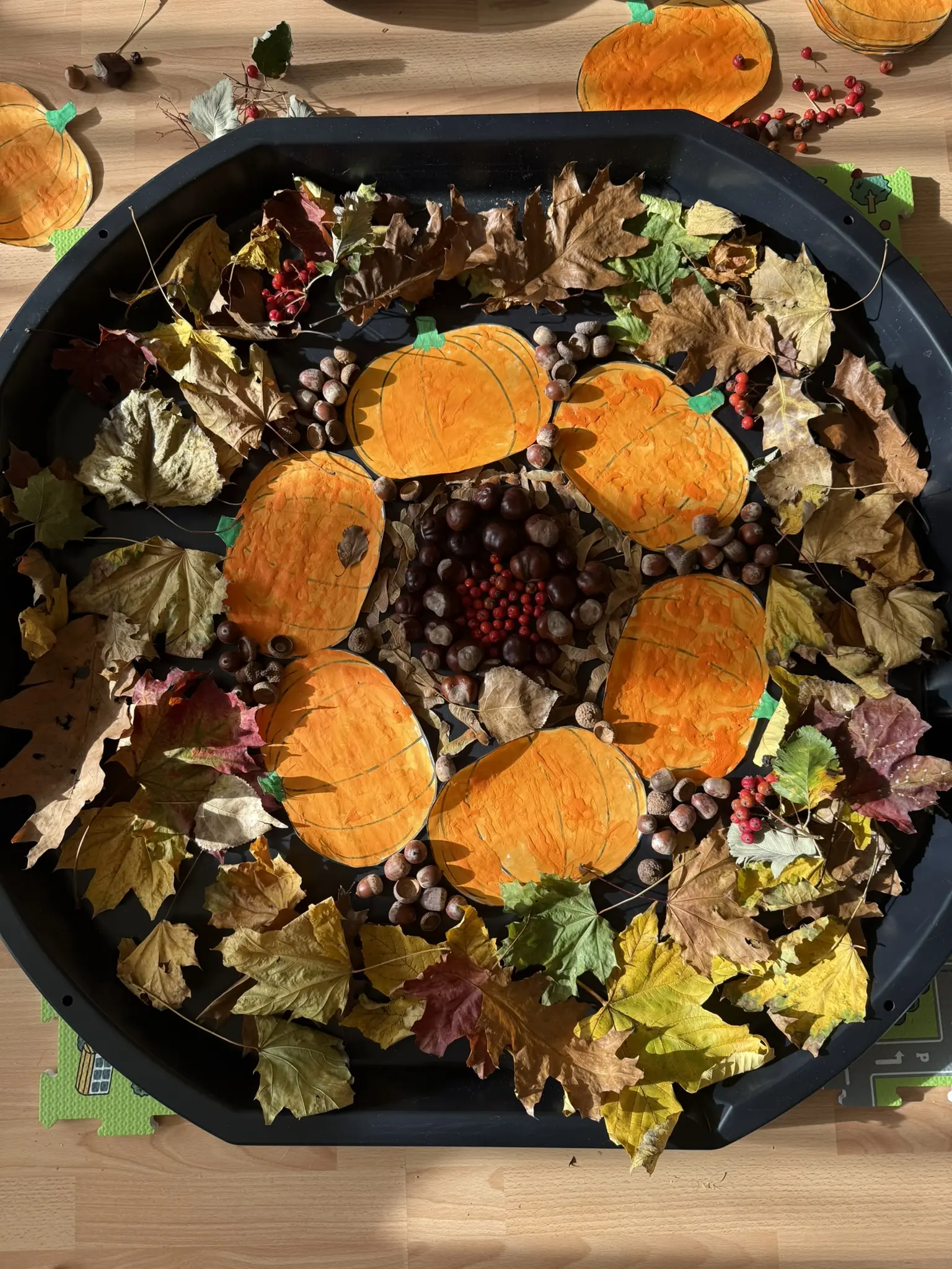 Aus Herbstmaterialien entsteht Schritt für Schritt ein Mandala