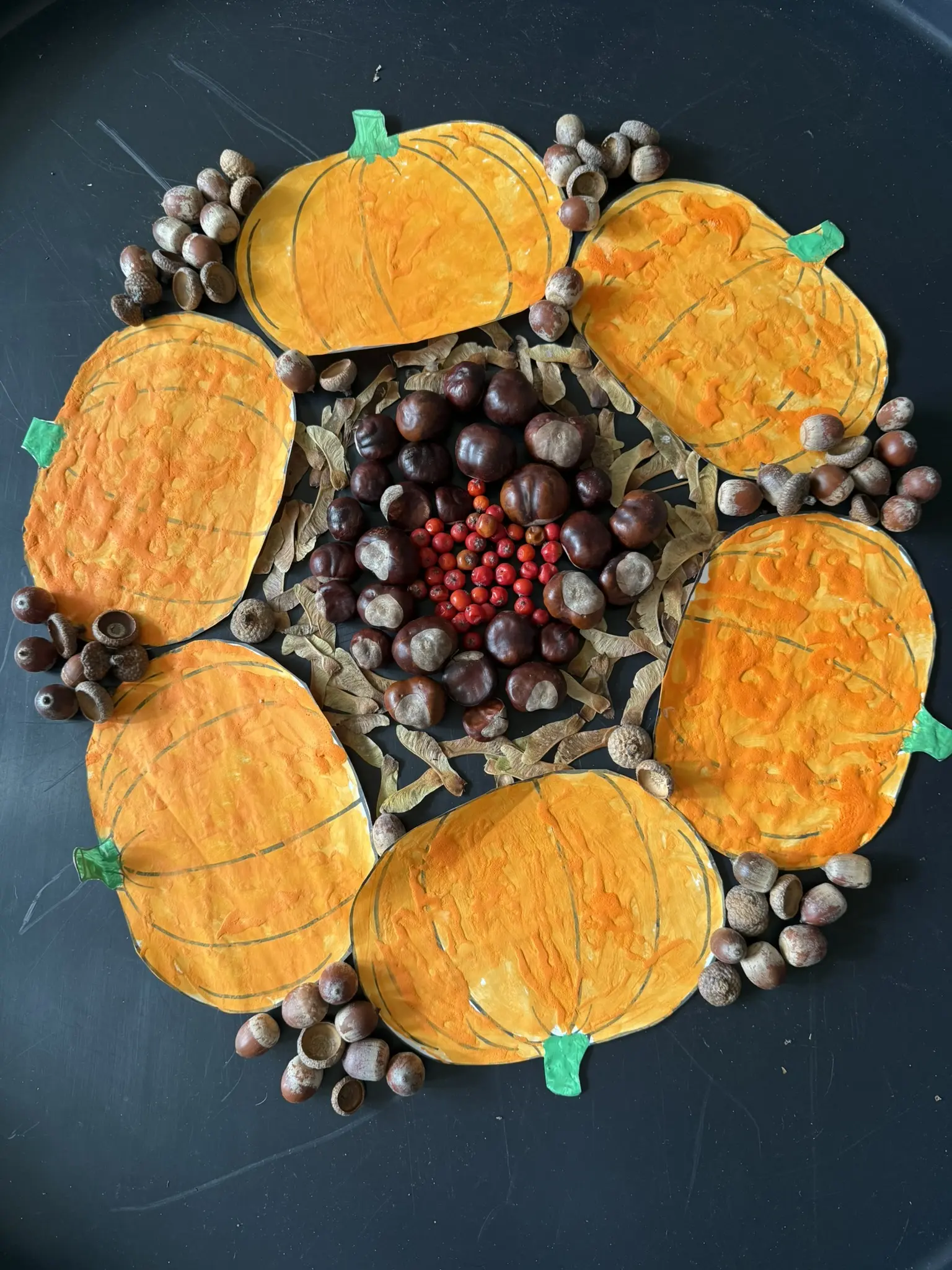 Aus Herbstmaterialien entsteht Schritt für Schritt ein Mandala