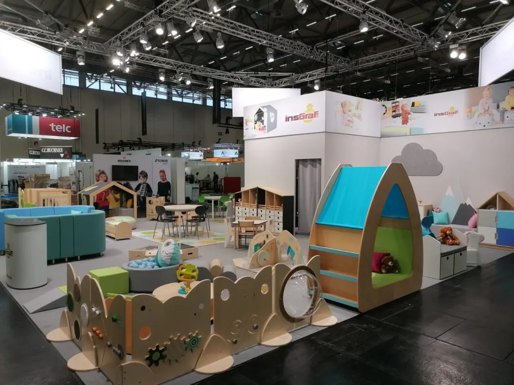 insGraf Messestand mit ausgewählten Möbeln, Lehrmitteln und Spielsachen