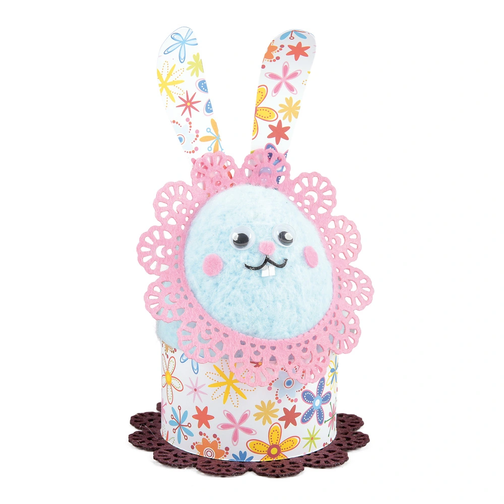Fröhliche Osterhasen-Figur aus einem Styropor-Ei, verziert mit Motivpapier
