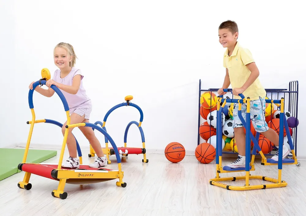 Kinder trainieren an verschiedenen Sportgeräten in der Turnhalle