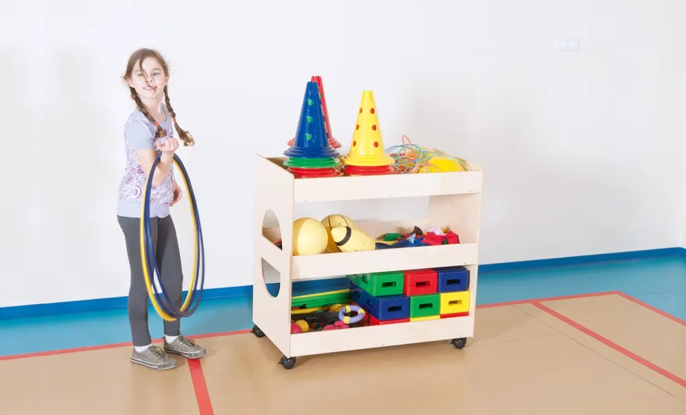 Kinder-Sportgeräte werden auf einem Rollwagen verstaut