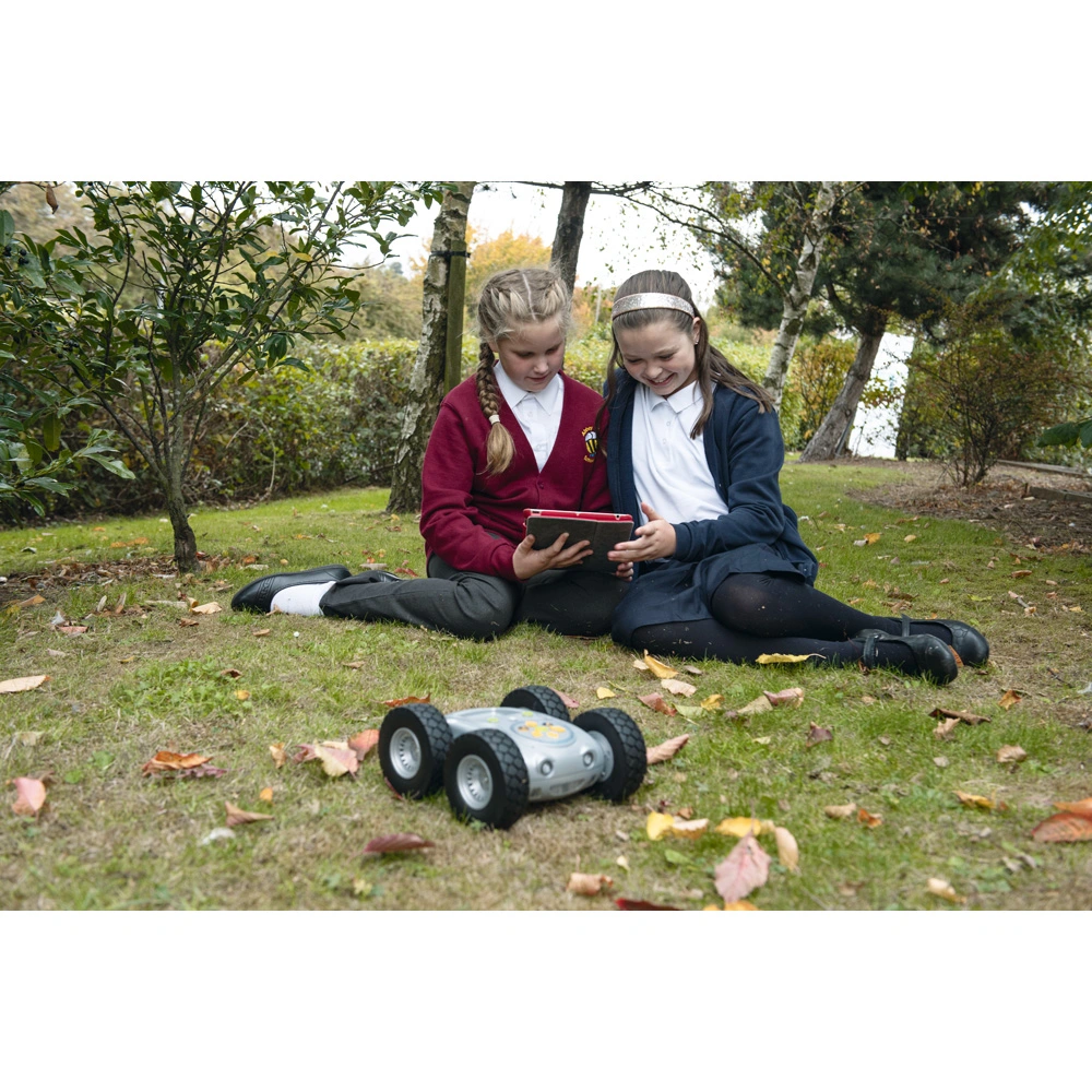 Kinder programmieren den Rugged Robot über ein Tablet im Freien