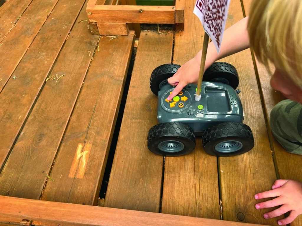 Kinder programmieren den Rugged Robot über die Befehlstasten