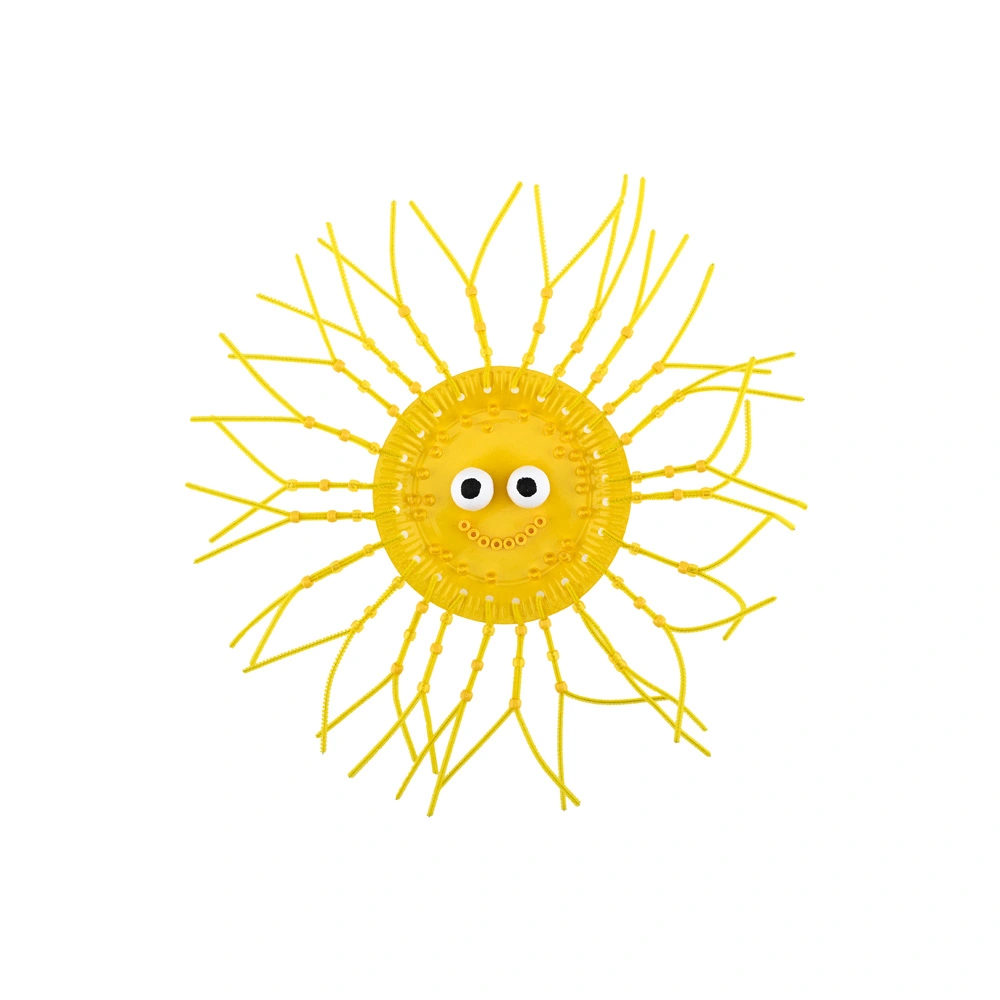 Eine lachende Sonne aus einem gelben Pappteller, Basteldraht und Walzenperlen.