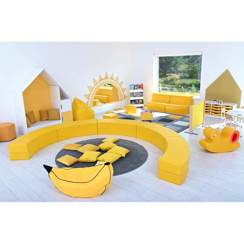 Fröhliche Raumgestaltung im Kindergarten mit weichen Sitzen, Spielteppich und Deko in strahlendem Gelb.