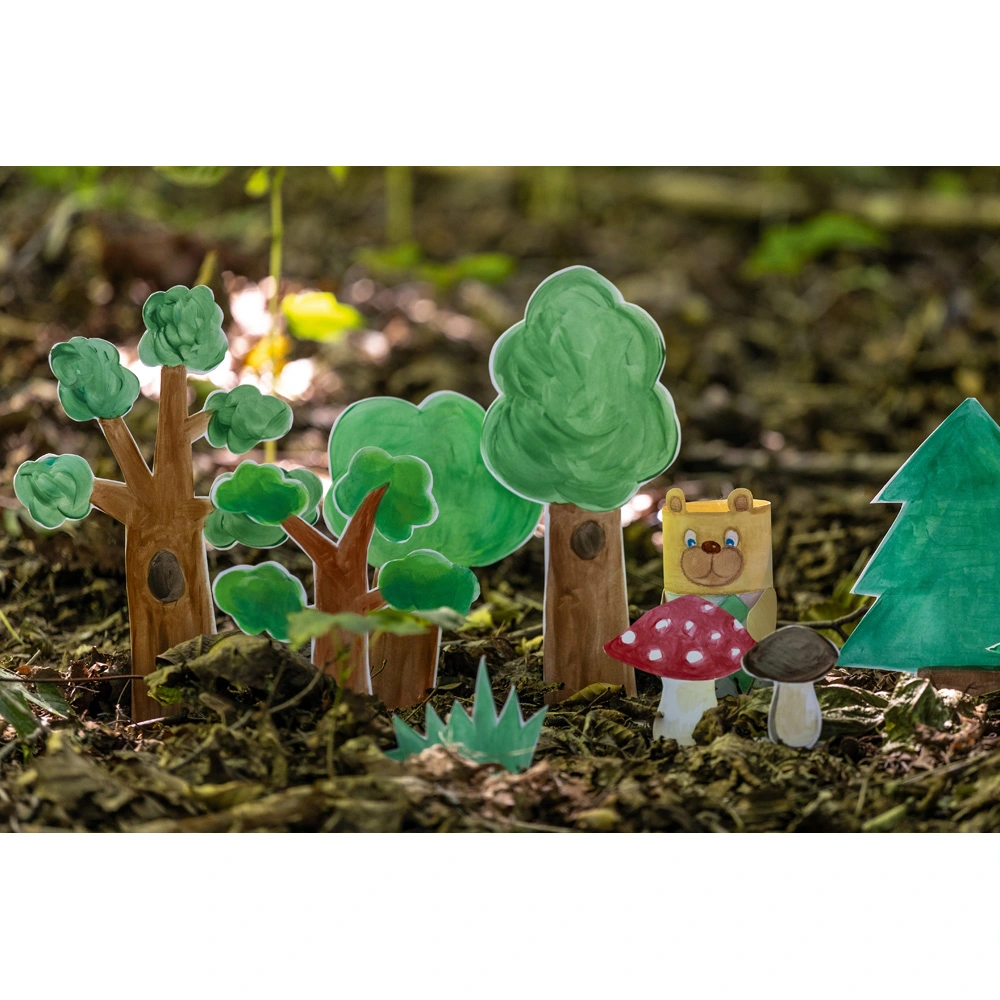 Basteln im Herbst: Eine bunte Landschaft aus Papierbäumen, Pilzen und Tieren