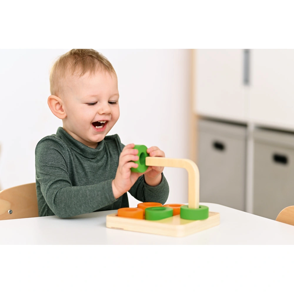 Frühförderung nach Montessori mit Sinnesspielzeug für Kleinkinder