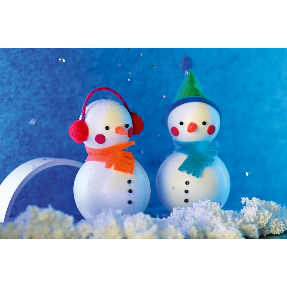 Schnee-Spiele im Kindergarten: Schneemänner in einer Winterlandschaft