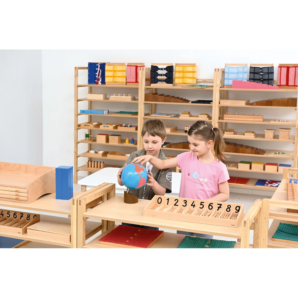 Kinder lernen auf einem Globus die Erde kennen