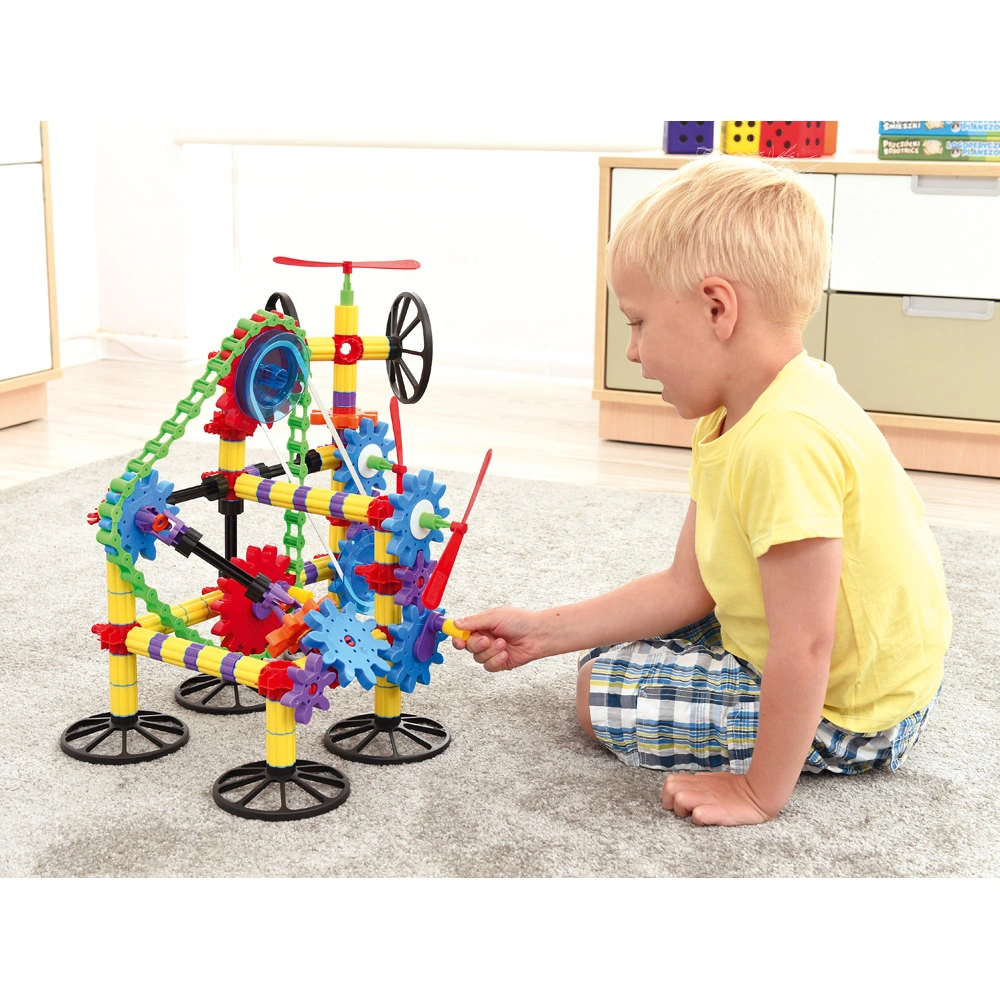 MINKT in Krippe und Kindergarten: Kind spielt mit Bausteinen und Zahnrädern