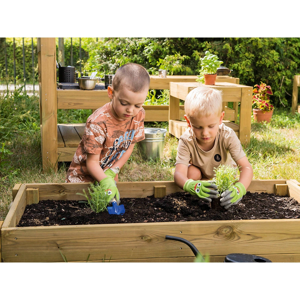Kinder bepflanzen ein Hochbeet auf dem Terra-Spielplatz.