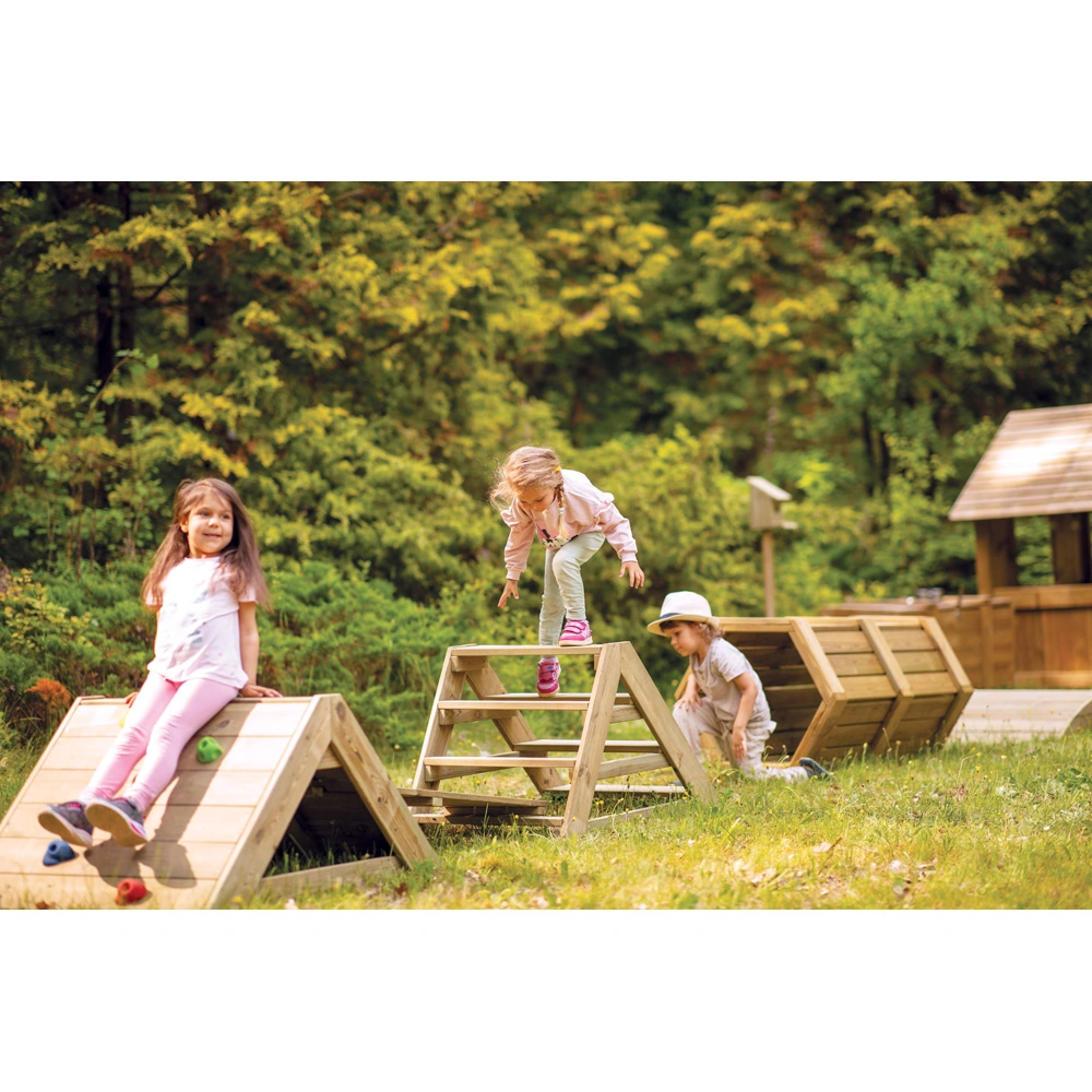 Kinder spielen auf Kletterpodesten und in Kriechtunneln.