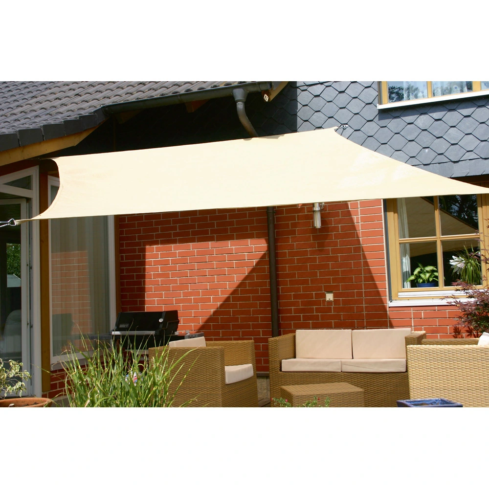 Hitzeschutz im Sommer dank Sonnensegel über der Terrasse