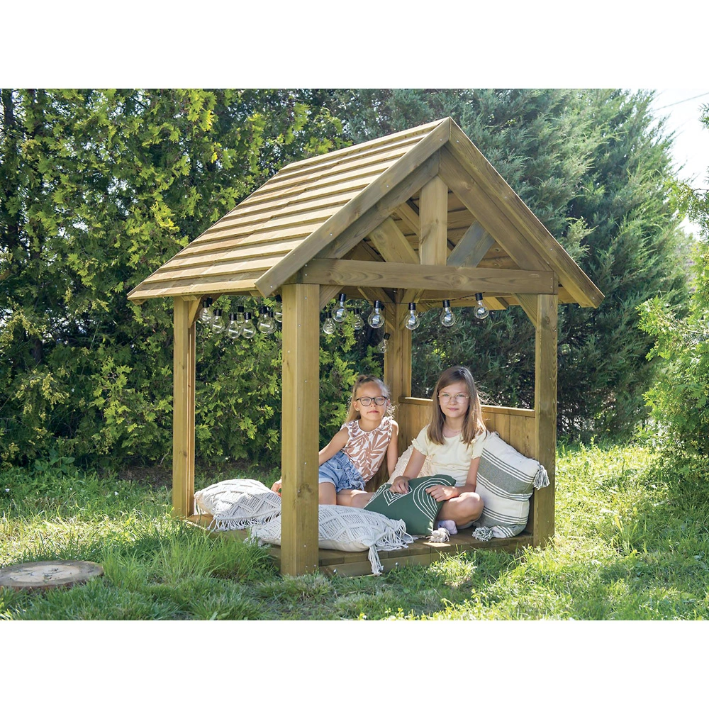 Hitzeschutz im Sommer: Kinder finden Schatten in Spielhäuschen