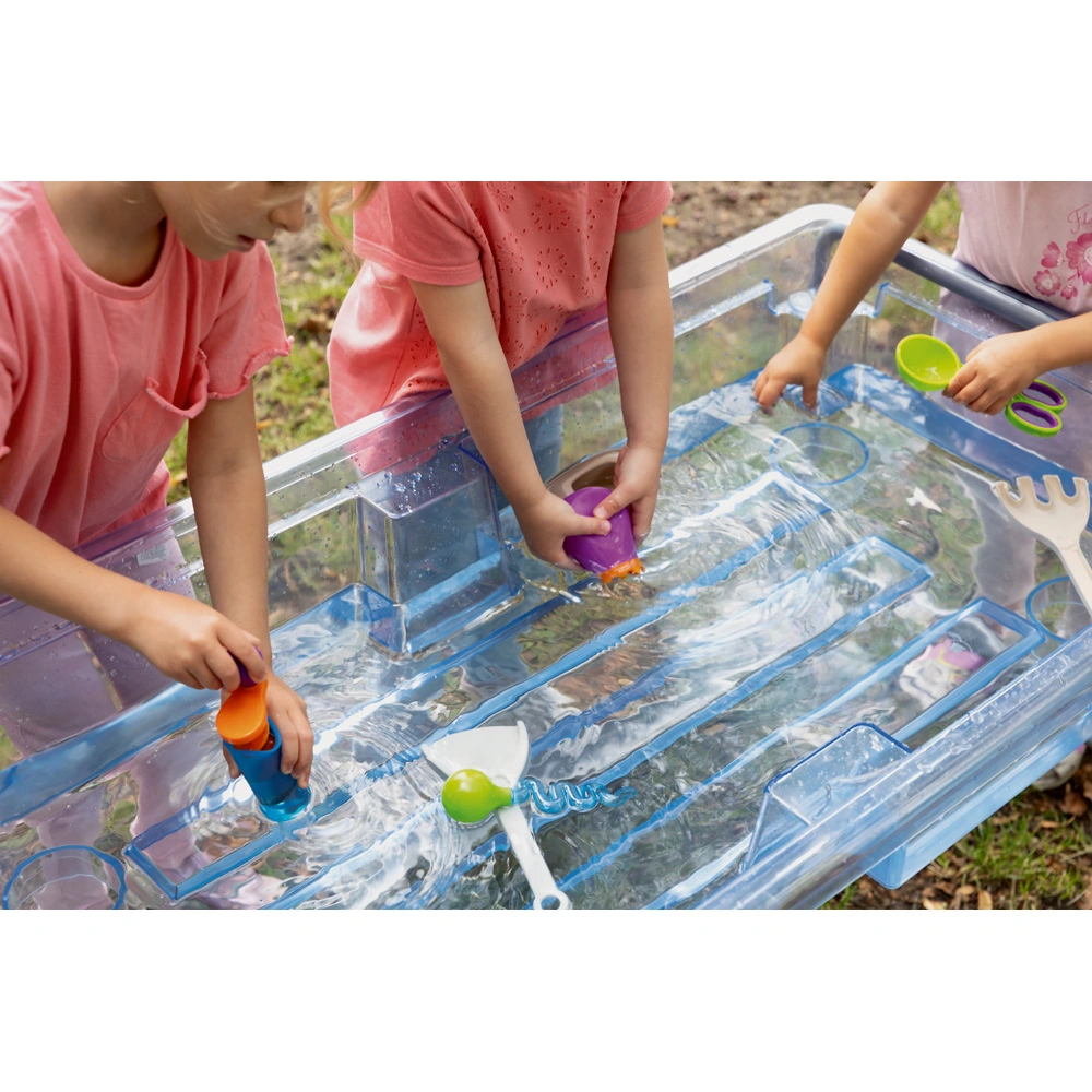 Kinder kühlen sich beim Spielen an einem Wasserspieltisch etwas ab