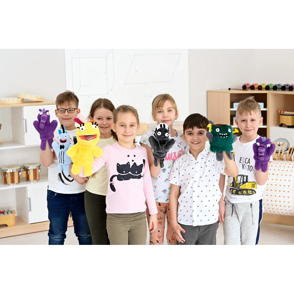 Lustige Klassenmaskottchen heitern den ersten Schultag auf